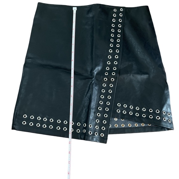 Black grommet asymmetrical leather style mini skirt s so fun year round - Picture 3 of 4